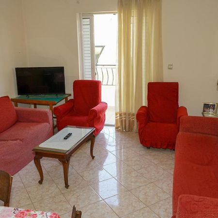 Connie'S Apartments ساراندا المظهر الخارجي الصورة