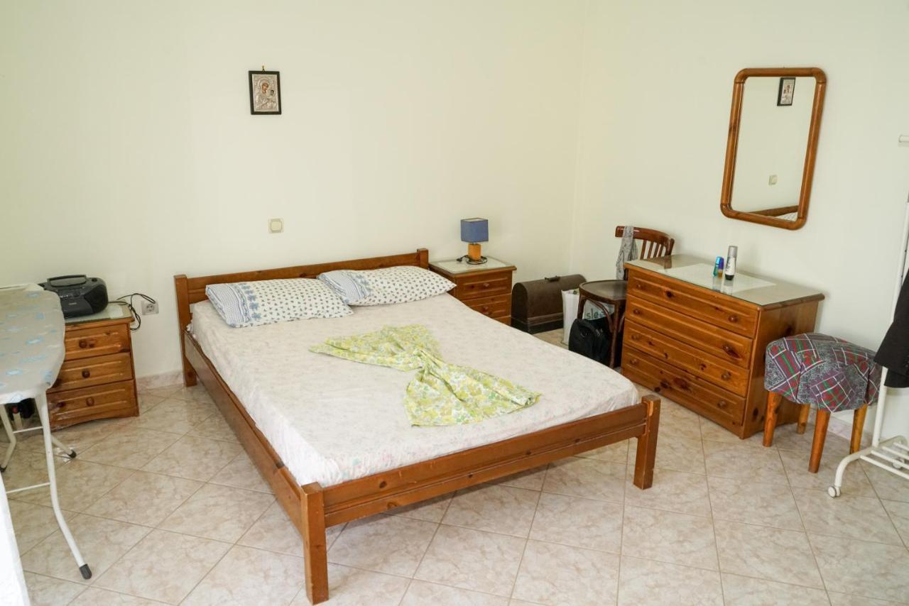 Connie'S Apartments ساراندا المظهر الخارجي الصورة