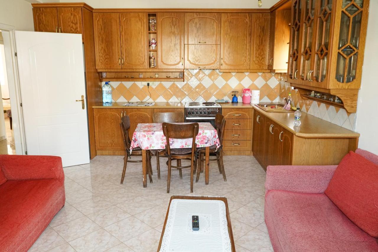 Connie'S Apartments ساراندا المظهر الخارجي الصورة
