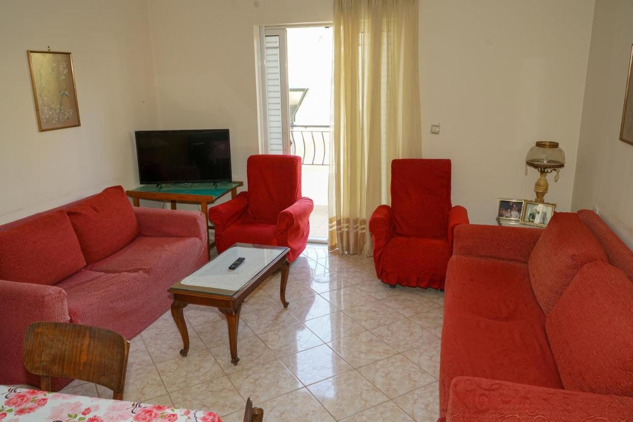 Connie'S Apartments ساراندا المظهر الخارجي الصورة
